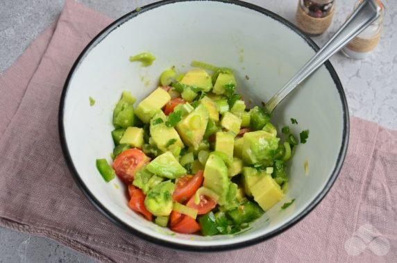 Фаршированные авокадо с помидорами и перцем – фото приготовления рецепта, шаг 2