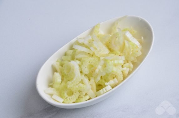 Салат из креветок и сельдерея – фото приготовления рецепта, шаг 3