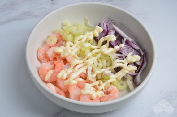 Салат из креветок и сельдерея – фото приготовления рецепта, шаг 5