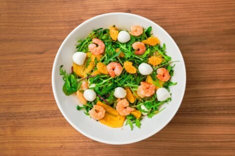 Простота, польза и свежесть во вкусе: салат с креветками
