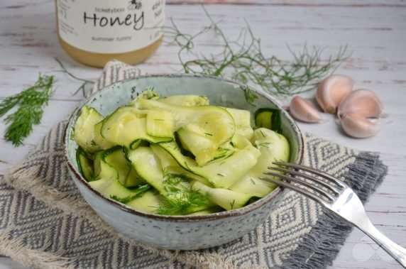 Маринованные кабачки с зеленью и медом – фото приготовления рецепта, шаг 4