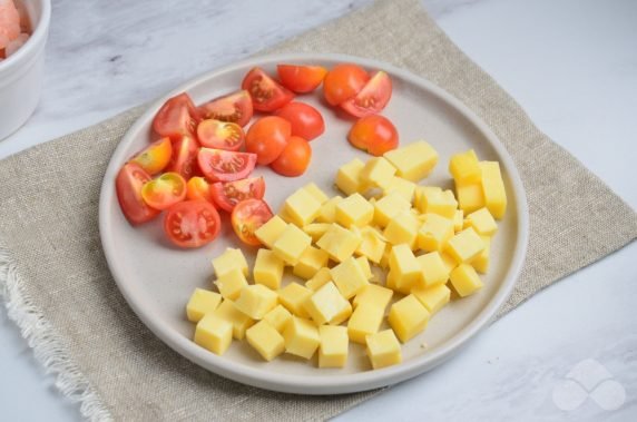 Салат с креветками, помидорами и сыром – фото приготовления рецепта, шаг 2
