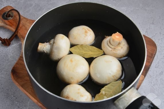 Свежие овощи с грибами на шпажках – фото приготовления рецепта, шаг 1