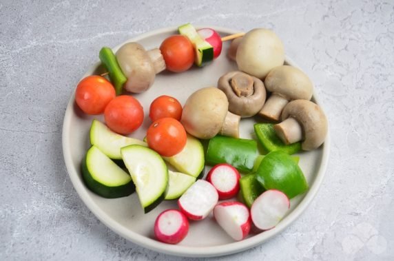 Свежие овощи с грибами на шпажках – фото приготовления рецепта, шаг 3