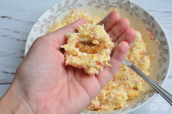 Шарики из крабовых палочек в сырной панировке – фото приготовления рецепта, шаг 4