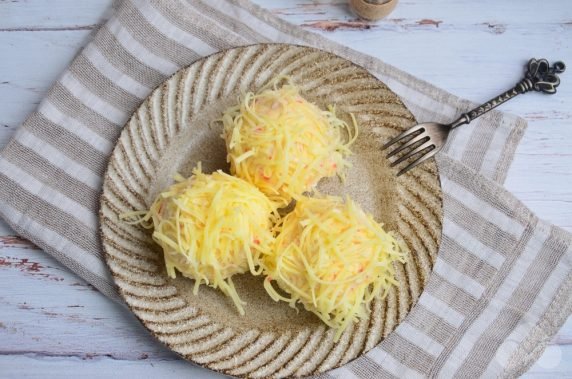 Шарики из крабовых палочек в сырной панировке – фото приготовления рецепта, шаг 5