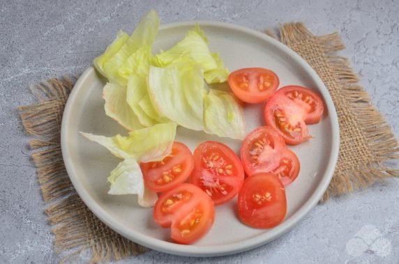 Канапе с крабовыми палочками и помидорами – фото приготовления рецепта, шаг 2