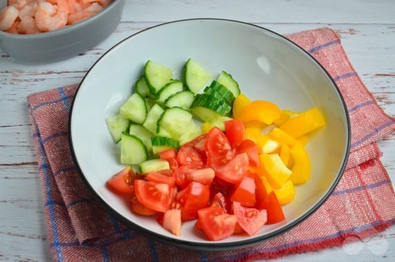 Овощной салат с креветками и кускусом – фото приготовления рецепта, шаг 2