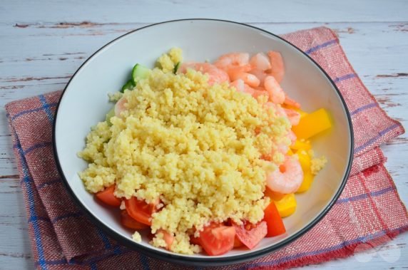 Овощной салат с креветками и кускусом – фото приготовления рецепта, шаг 3