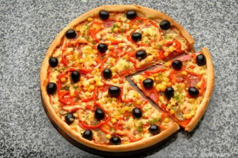 Пицца с беконом, кукурузой и маслинами