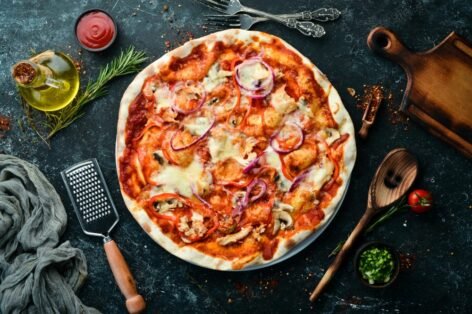 Бездрожжевая пицца с шампиньонами, сыром и луком