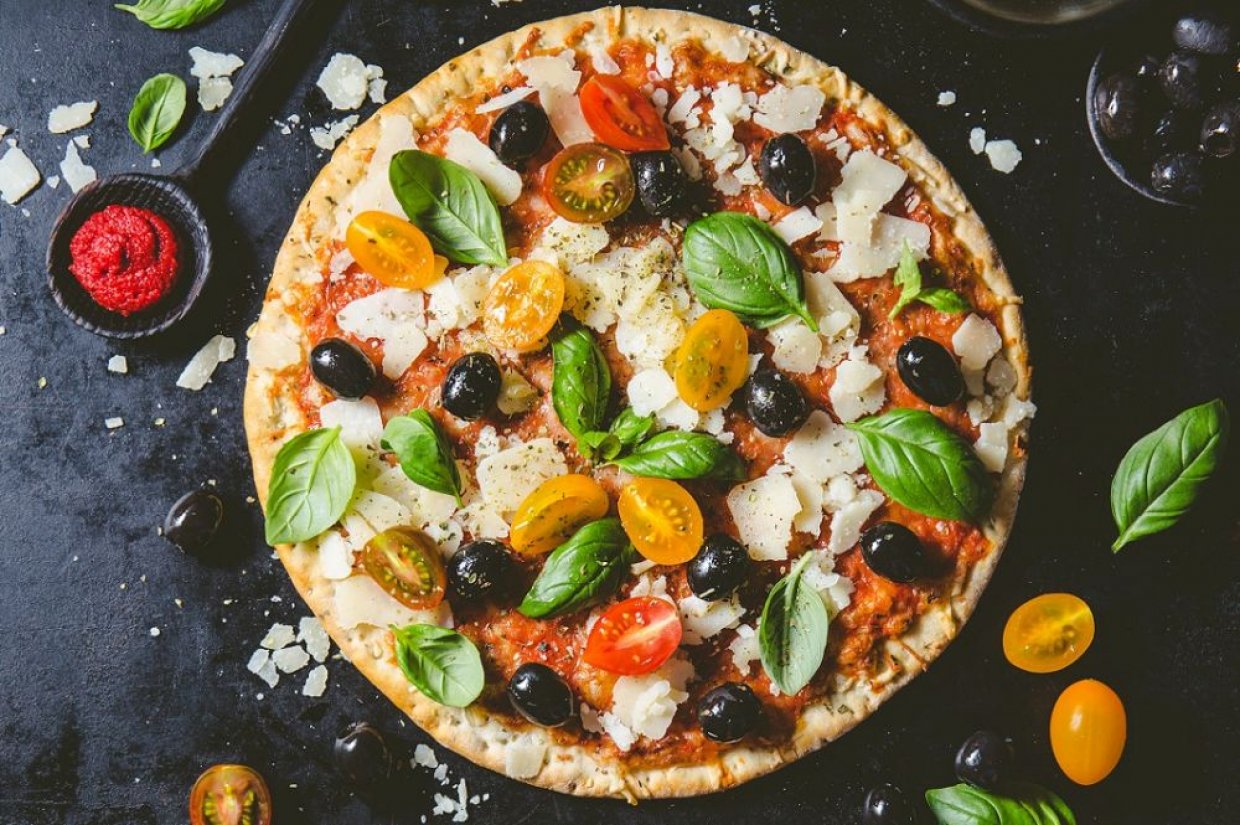 Классическая итальянская пицца с помидорами и пармезаном