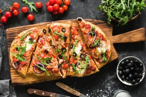 Необычная пицца с моцареллой, маслинами и луком