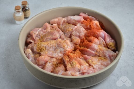 Домашние куриные колбаски с беконом – фото приготовления рецепта, шаг 1