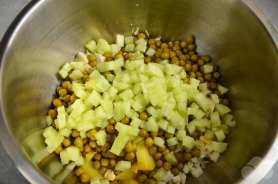 Оливье с куриным филе без моркови – фото приготовления рецепта, шаг 4