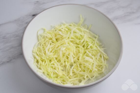 Салат с капустой, колбасой и горошком – фото приготовления рецепта, шаг 1