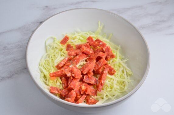 Салат с капустой, колбасой и горошком – фото приготовления рецепта, шаг 2