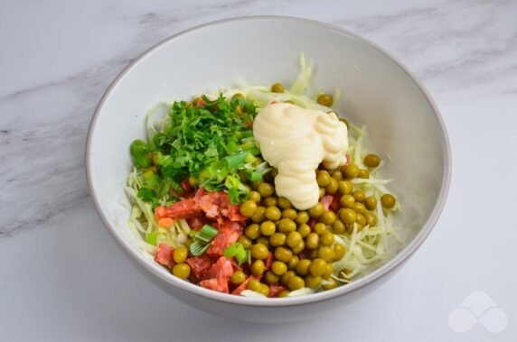 Салат с капустой, колбасой и горошком – фото приготовления рецепта, шаг 4