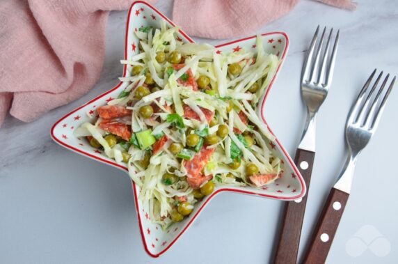 Салат с капустой, колбасой и горошком – фото приготовления рецепта, шаг 6