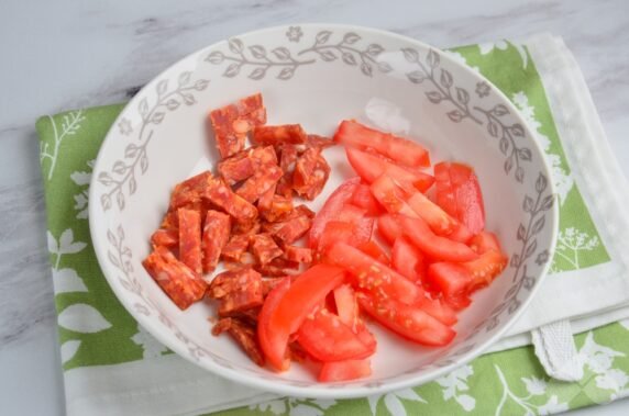 Картофельный салат с помидорами и колбасой – фото приготовления рецепта, шаг 1