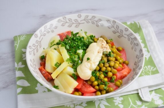 Картофельный салат с помидорами и колбасой – фото приготовления рецепта, шаг 3