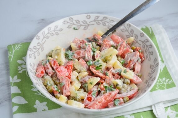 Картофельный салат с помидорами и колбасой – фото приготовления рецепта, шаг 4