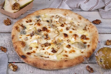 Пицца с грушей, сыром и грецкими орехами