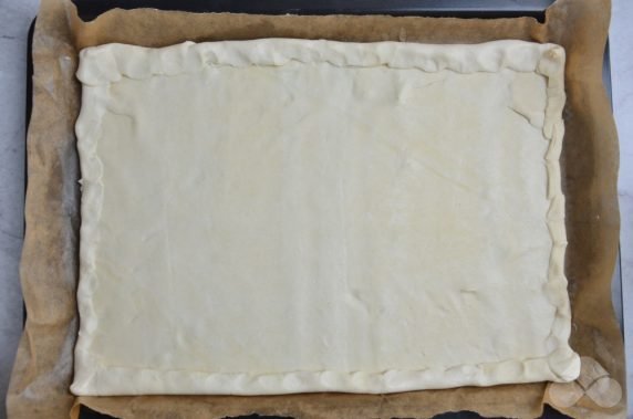 Быстрая пицца из готового слоеного теста – фото приготовления рецепта, шаг 2