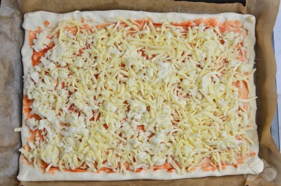 Быстрая пицца из готового слоеного теста – фото приготовления рецепта, шаг 4