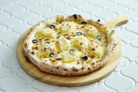 Сырная пицца с ананасами и маслинами