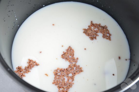 Гречневая каша на молоке – фото приготовления рецепта, шаг 2