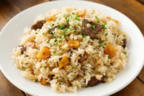 Рис со свининой и чесноком