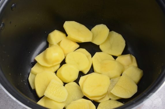 Омлет с картофелем в мультиварке – фото приготовления рецепта, шаг 3
