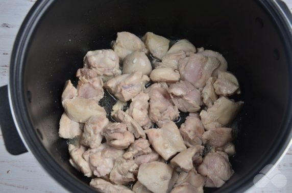 Тушеная курица в мультиварке – фото приготовления рецепта, шаг 3