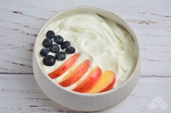 Боул с йогуртом, фруктами, голубикой и семенами чиа – фото приготовления рецепта, шаг 3