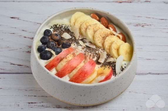 Боул с йогуртом, фруктами, голубикой и семенами чиа – фото приготовления рецепта, шаг 4