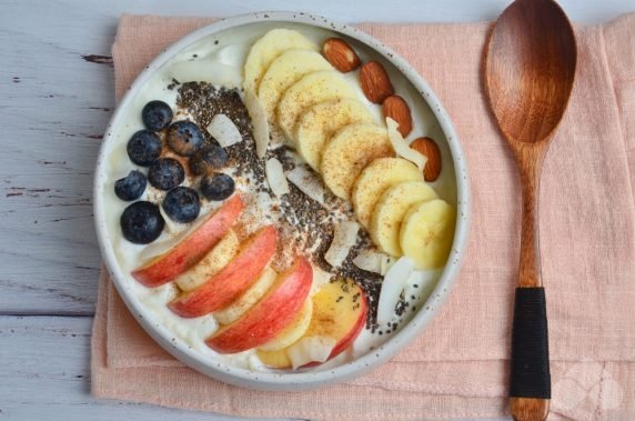 Боул с йогуртом, фруктами, голубикой и семенами чиа – фото приготовления рецепта, шаг 5