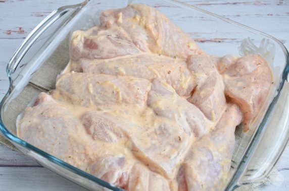 Курица с майонезом и чесноком в духовке – фото приготовления рецепта, шаг 4