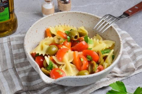 Салат с пастой, овощами и оливками