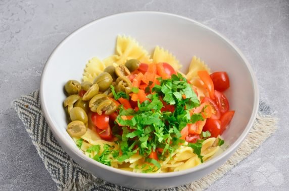 Салат с пастой, овощами и оливками – фото приготовления рецепта, шаг 3