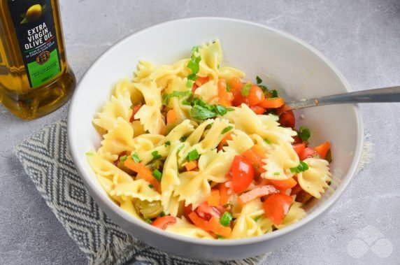 Салат с пастой, овощами и оливками – фото приготовления рецепта, шаг 4
