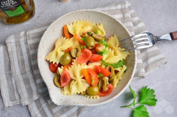 Салат с пастой, овощами и оливками – фото приготовления рецепта, шаг 5