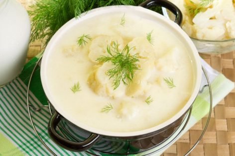Молочный суп с цветной капустой и картофелем