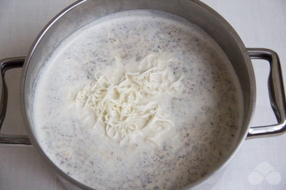 Молочный суп с шампиньонами и плавленым сыром – фото приготовления рецепта, шаг 7