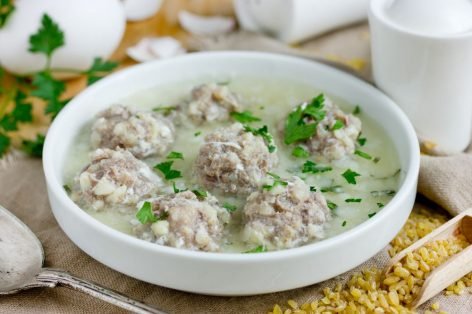 Армянский белый суп с фрикадельками и булгуром
