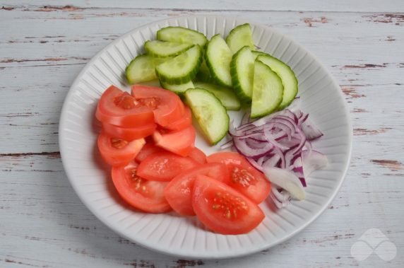 Зеленый салат с огурцами и фиолетовым луком – фото приготовления рецепта, шаг 1