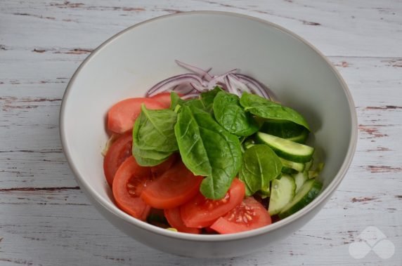 Зеленый салат с огурцами и фиолетовым луком – фото приготовления рецепта, шаг 2