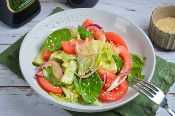 Зеленый салат с огурцами и фиолетовым луком – фото приготовления рецепта, шаг 3