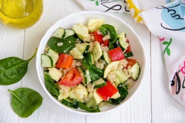 Салат со свежими овощами и киноа
