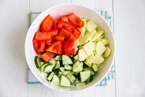 Салат со свежими овощами и киноа – фото приготовления рецепта, шаг 2